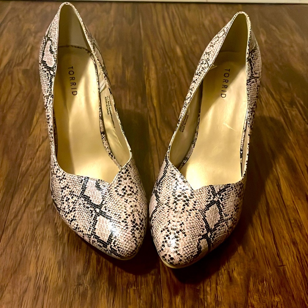 New Torrid Snakeskin Print Wedges Size 10